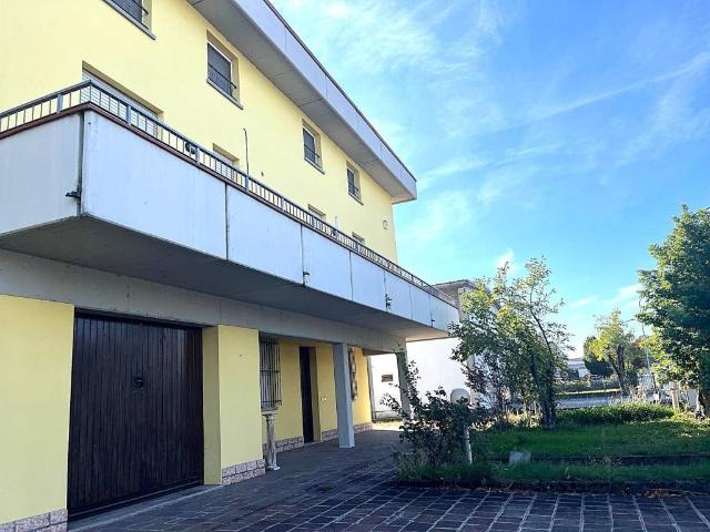 Locale Commerciale in vendita a Bassa Reggiana, Re