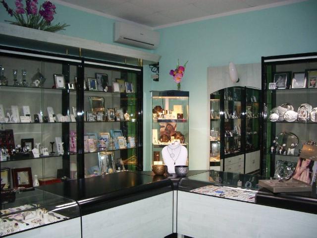 Locale Commerciale in vendita a Bassa Reggiana, Re