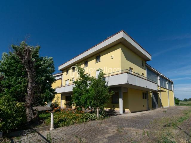 Locale Commerciale in vendita a Bassa Reggiana, Re