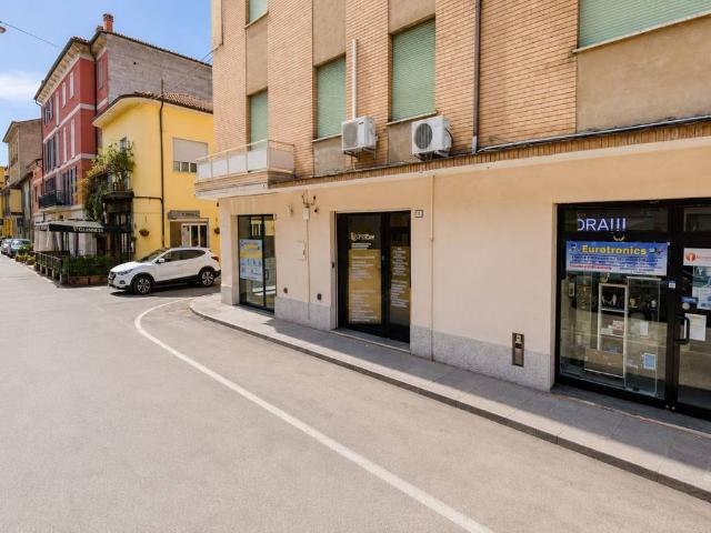 Locale Commerciale in vendita a Bassa Reggiana, Re