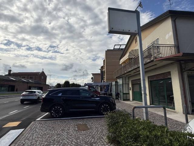 Locale Commerciale in vendita a Noventana, Noventa Padovana