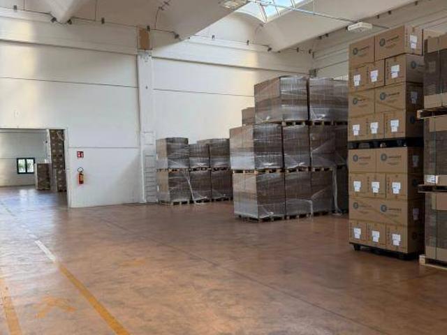 Locale Commerciale in vendita a Zona Industriale di Rovereto sulla Secchia, Novi di Modena