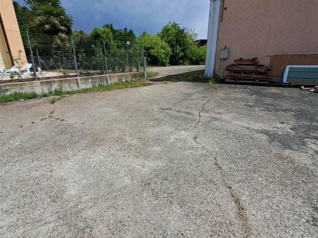 Locale Commerciale in vendita a Unione delle Terre d'Argine, Novi Di Modena