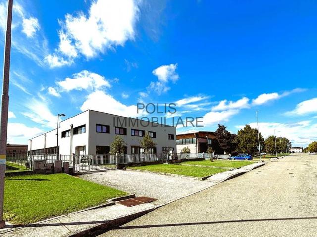 Locale Commerciale in vendita a Zona Industriale di Rovereto sulla Secchia, Novi di Modena