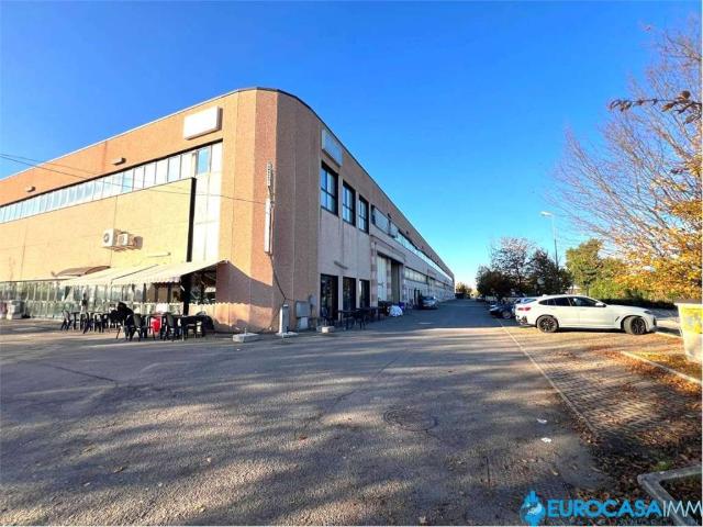 Locale Commerciale in vendita a Unione delle Terre d'Argine, Novi Di Modena