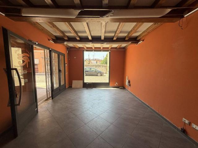 Locale Commerciale in vendita a Unione delle Terre d'Argine, Novi Di Modena