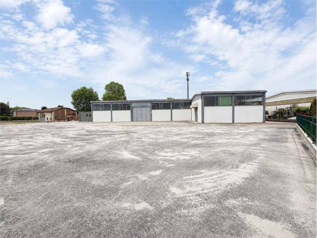 Locale Commerciale in vendita a Unione delle Terre d'Argine, Novi Di Modena