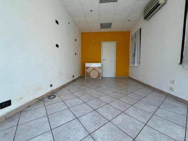 Locale Commerciale in vendita a Piemonte, Alessandria