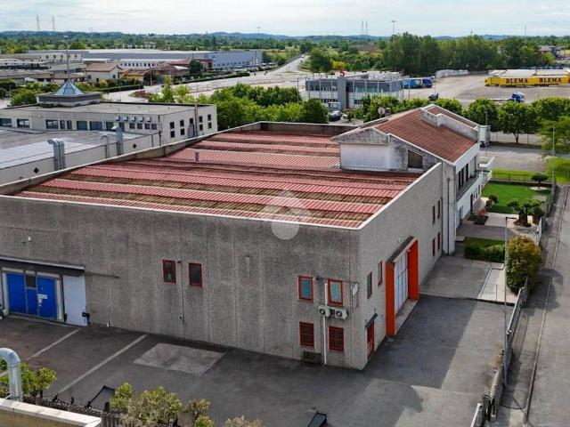Locale Commerciale in vendita a Nuvolera, Lombardia