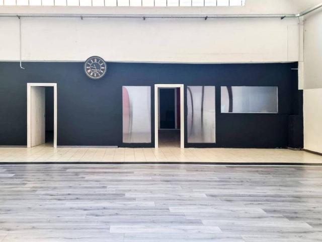 Locale Commerciale in vendita a Oggiona Con Santo Stefano, Lombardia