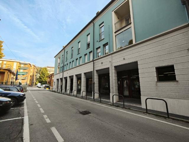 Locale Commerciale in vendita a Molera, Oggiono