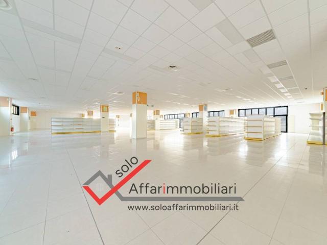 Locale Commerciale in vendita a San Pantaleo, Sardigna/Sardegna