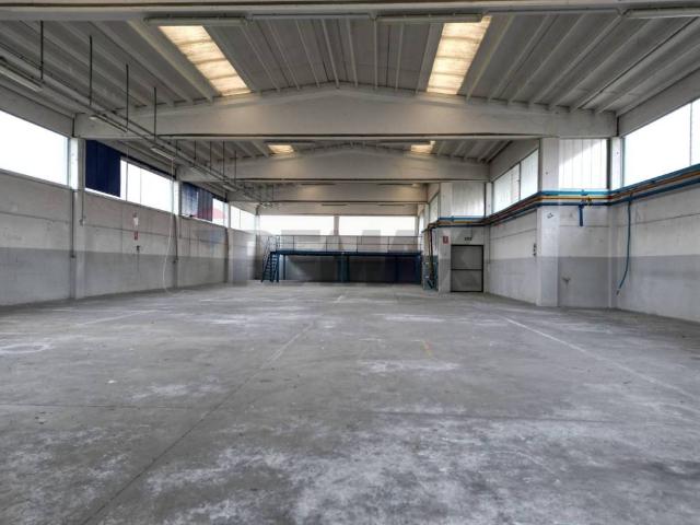 Locale Commerciale in vendita a Piemonte, Novara