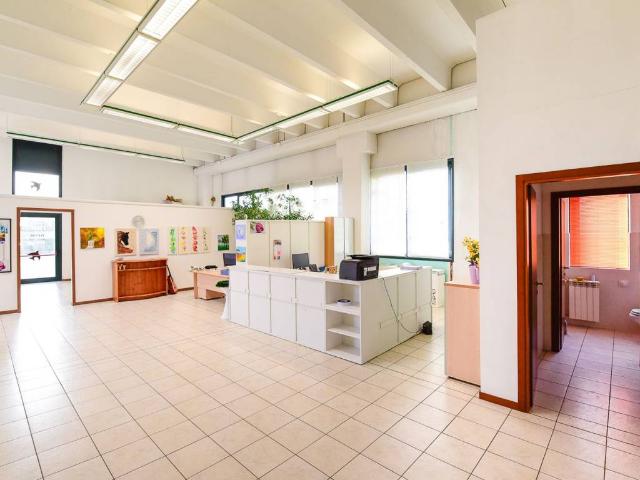 Locale Commerciale in vendita a Somaino, Faloppio
