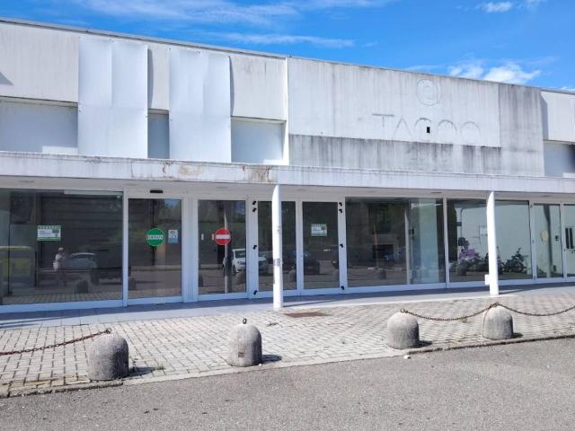 Locale Commerciale in vendita a Somaino, Faloppio