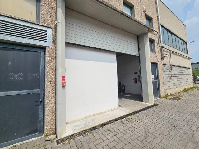 Locale Commerciale in vendita a Solbiate con Cagno, Solbiate Comasco