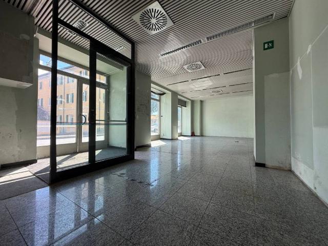 Locale Commerciale in vendita a Olginate, Lombardia