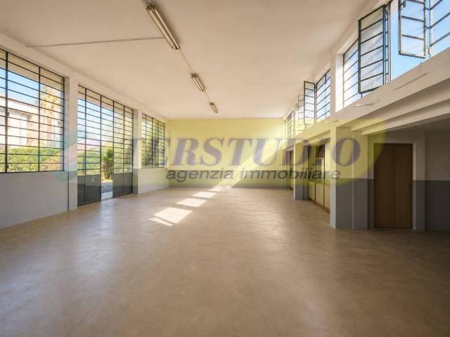Locale Commerciale in vendita a Capiate, Olginate