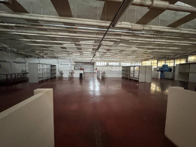 Locale Commerciale in vendita a Locate Triulzi, Lombardia