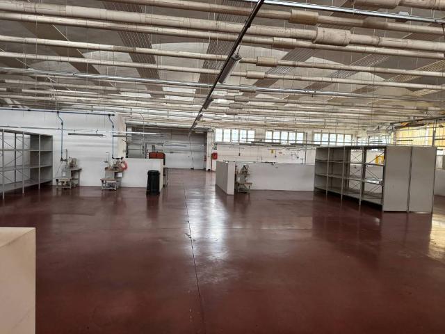 Locale Commerciale in vendita a Zona Industriale 2 di Opera, Opera