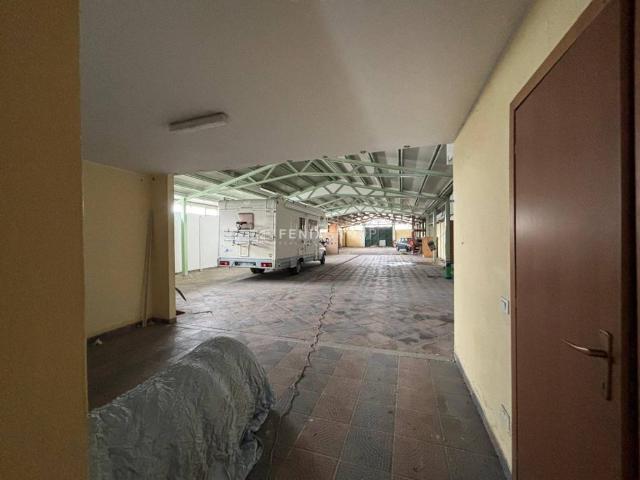 Locale Commerciale in vendita a Noverasco, Locate Triulzi