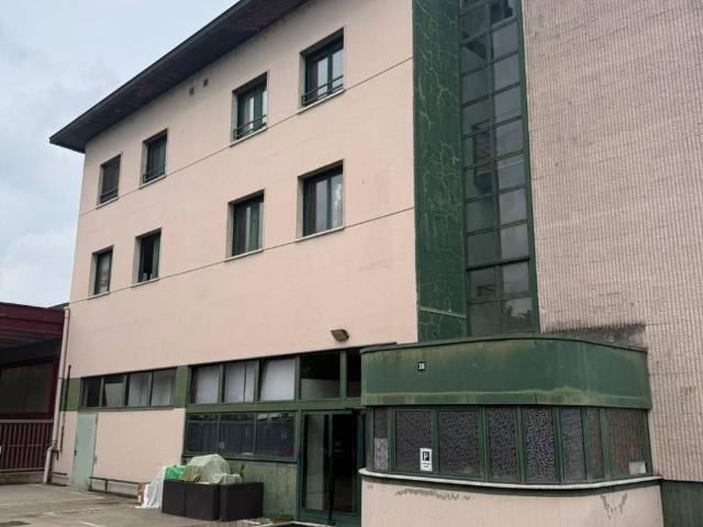 Locale Commerciale in vendita a Locate Triulzi, Lombardia