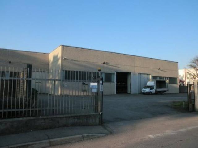 Locale Commerciale in vendita a Locate Triulzi, Lombardia