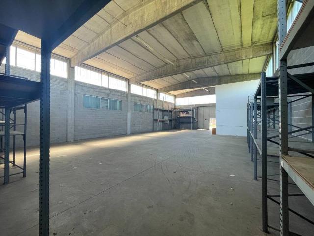 Locale Commerciale in vendita a Locate Triulzi, Lombardia