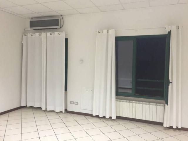 Locale Commerciale in vendita a Locate Triulzi, Lombardia