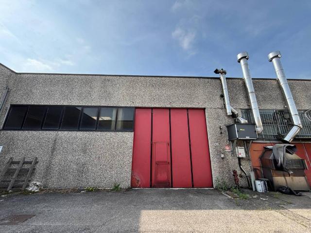 Locale Commerciale in vendita a Locate Triulzi, Lombardia