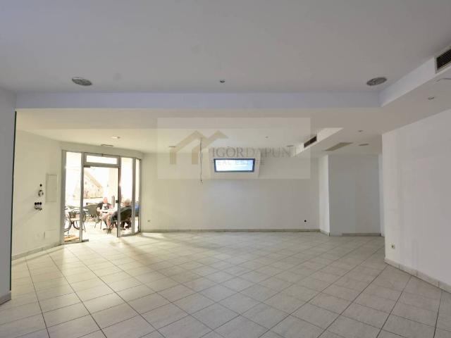 Locale Commerciale in vendita a Überetsch-Unterland - Oltradige-Bassa Atesina, Ora