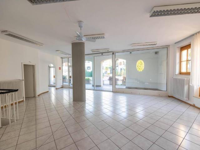 Locale Commerciale in vendita a Überetsch-Unterland - Oltradige-Bassa Atesina, Ora