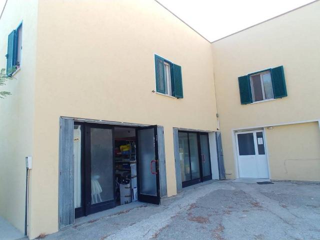 Locale Commerciale in vendita a Giannella, Orbetello
