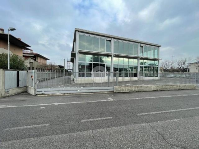 Locale Commerciale in vendita a Orio Al Serio, Lombardia