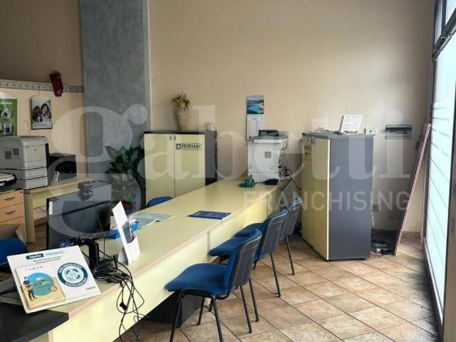 Locale Commerciale in vendita a Su Brugu, Oristano