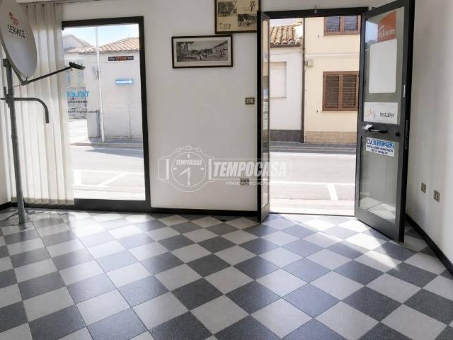 Locale Commerciale in vendita a Su Brugu, Oristano