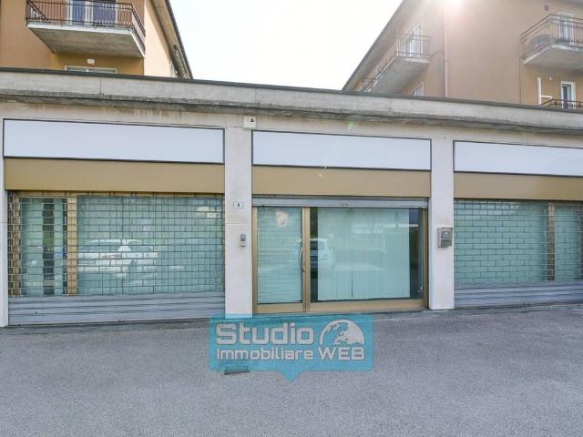 Locale Commerciale in vendita a Orsenigo, Lombardia