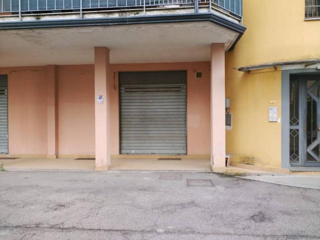 Locale Commerciale in vendita a Orta Di Atella, Campania