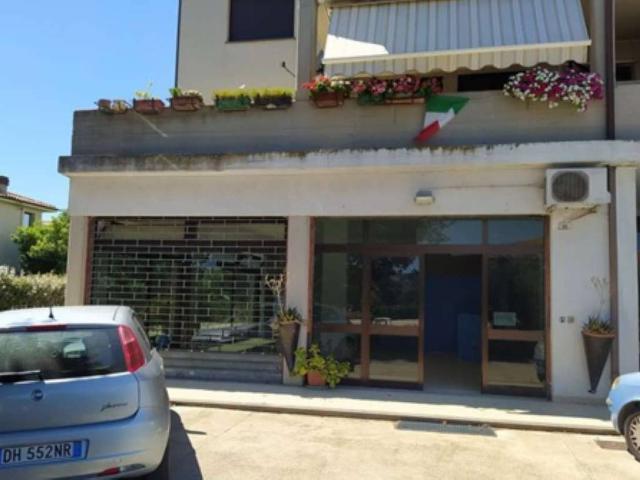 Locale Commerciale in vendita a Petignano, Orte