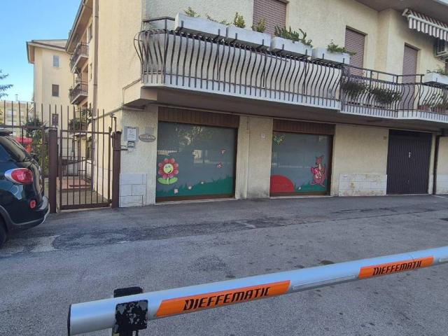 Locale Commerciale in vendita a Ortona, Abruzzo