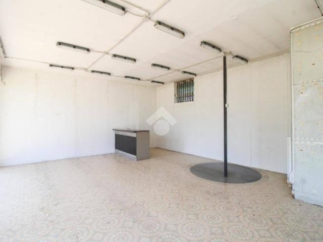 Locale Commerciale in vendita a Unione dei Comuni Bassa Bresciana Occidentale, Orzinuovi