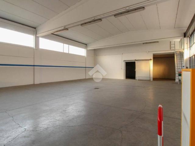 Locale Commerciale in vendita a Unione dei Comuni Bassa Bresciana Occidentale, Orzinuovi