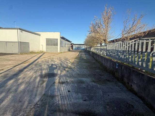 Locale Commerciale in vendita a Unione dei Comuni Bassa Bresciana Occidentale, Orzinuovi
