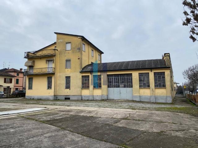 Locale Commerciale in vendita a Unione dei Comuni Bassa Bresciana Occidentale, Orzinuovi