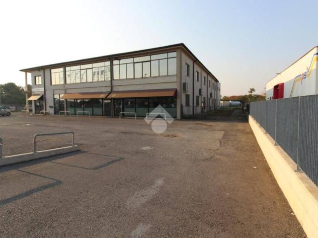 Locale Commerciale in vendita a Unione dei Comuni Bassa Bresciana Occidentale, Orzinuovi