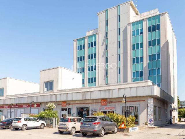 Locale Commerciale in vendita a Marche, Ancona