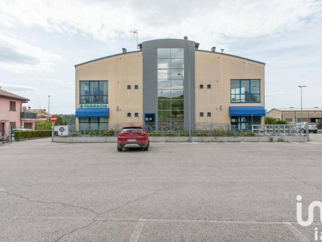 Locale Commerciale in vendita a Marche, Ancona