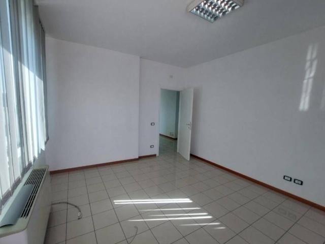 Locale Commerciale in vendita a Marche, Ancona