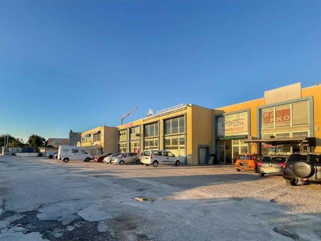 Locale Commerciale in vendita a Marche, Ancona
