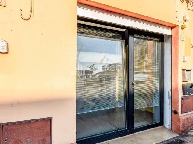 Locale Commerciale in vendita a Marche, Ancona